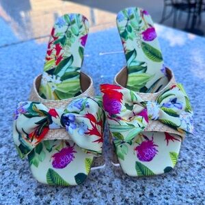 NWOT J.Renee Green and Red Sandals with Decorative Bow